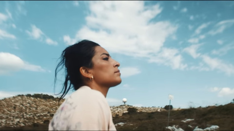 Imagen del videoclip de 'Mujer frontera' Música migrante