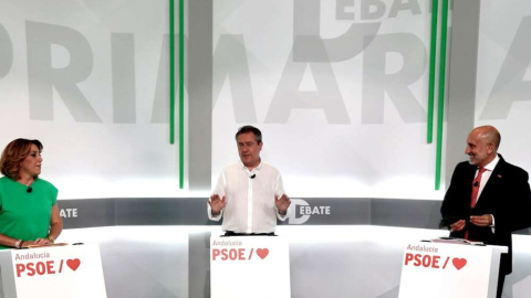 Los candidatos a las primarias del PSOE andaluz, (i-d) Susana Díaz, Juan Espadas y Luis Ángel Hierro, durante el único debate que han celebrado antes de elegir al candidato socialista a la presidencia de la Junta de Andalucia. EFE/José Manuel Vidal. Los candidatos a las primarias del PSOE andaluz, (i-d) Susana Díaz, Juan Espadas y Luis Ángel Hierro, durante el único debate que han celebrado antes de elegir al candidato socialista a la presidencia de la Junta de Andalucia. EFE/José Manuel Vidal.