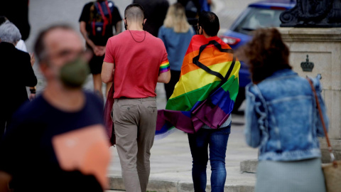 Vista de la concentración convocada este lunes en la plaza de María Pita de A Coruña en repulsa por el asesinato de Samuel, el joven que recibió una paliza en la madrugada del sábado. EFE/ Cabalar Vista de la concentración convocada este lunes en la plaza de María Pita de A Coruña en repulsa por el asesinato de Samuel, el joven que recibió una paliza en la madrugada del sábado. EFE/ Cabalar