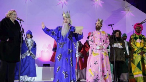 Foto de archivo de los reyes de la Cabalgata 2016 de Madrid con Manuela Carmena/ EFE Foto de archivo de los reyes de la Cabalgata 2016 de Madrid con Manuela Carmena/ EFE