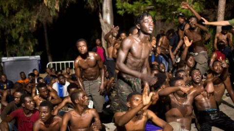 Migrantes en la madrugada de este lunes tras cruzar la frontera del Tarajal entre Marruecos y España. REUTERS Migrantes en la madrugada de este lunes tras cruzar la frontera del Tarajal entre Marruecos y España. REUTERS