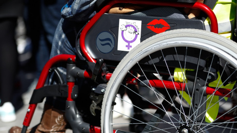 Una mujer en silla de ruedas durante una manifestación feminista en la Puerta del Sol con motivo del 8-M, en marzo de 2019. E.P./Óscar J.Barroso Una mujer en silla de ruedas durante una manifestación feminista en la Puerta del Sol con motivo del 8-M, en marzo de 2019. E.P./Óscar J.Barroso