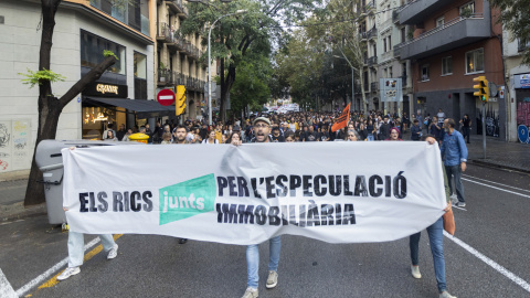 Varios centenares de personas, convocadas por el movimiento social por la vivienda Sindicat de Llogateres, se manifiestan cerca de la sede de Junts, en Barcelona. EFE/ Marta Pérez Varios centenares de personas, convocadas por el movimiento social por la vivienda Sindicat de Llogateres, se manifiestan cerca de la sede de Junts, en Barcelona. EFE/ Marta Pérez