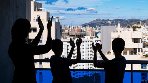 Una familia aplaude a los sanitarios durante el confinamiento de la primavera de 2020. Shutterstock / Veja Una familia aplaude a los sanitarios durante el confinamiento de la primavera de 2020. Shutterstock / Veja