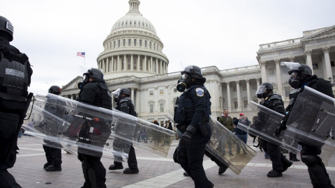 Policías despejan el Capitolio del asalto de cientos de manifestantes pro-Trump Asalto al Capitolio