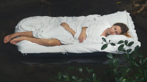 Una mujer descansa plácidamente Shutterstock / oOhyperblaster