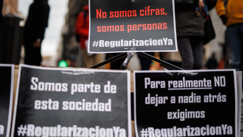 Varias pancartas en una concentración para exigir la regularización de todas las personas migrantes en situación administrativa irregular, a 19 de febrero de 2022, en Madrid (España). -Alejandro Martínez Vélez / Europa Press Varias pancartas en una concentración para exigir la regularización de todas las personas migrantes en situación administrativa irregular, a 19 de febrero de 2022, en Madrid (España). -Alejandro Martínez Vélez / Europa Press