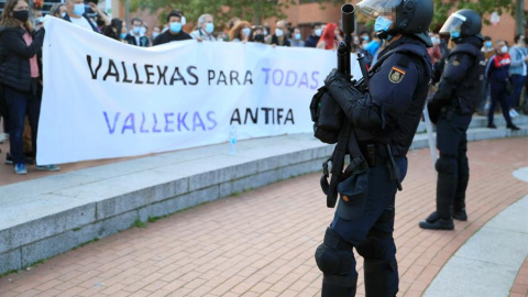 La Policía Nacional junto a los manifestantes congregados en Vallecas para protestar por el acto de precampaña de Vox.- EFE La Policía Nacional junto a los manifestantes congregados en Vallecas para protestar por el acto de precampaña de Vox.- EFE