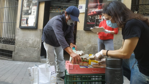 Voluntarios en la despensa solidaria del Teatro del Barrio.- GUILLERMO MARTÍNEZ Voluntarios en la despensa solidaria del Teatro del Barrio.- GUILLERMO MARTÍNEZ