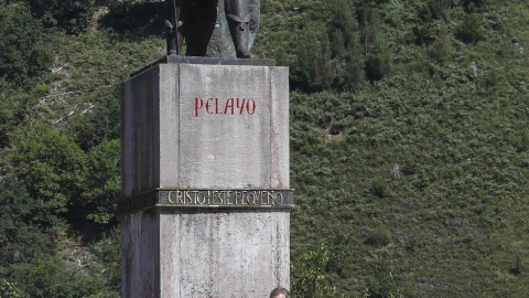 133393_reyes-felipe-letizia-princesa-leonor-infanta-sofia-estatua-don-pelayo