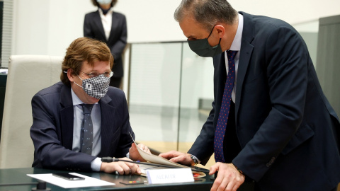 El alcalde de Madrid, José Luis Martínez Almeida, con el portavoz de Vox, Javier Ortega Smith, durante el pleno de la Corporación municipal en el que se han aprobado los presupuestos locales para 2021. EFE/Chema Moya/POOL El alcalde de Madrid, José Luis Martínez Almeida, con el portavoz de Vox, Javier Ortega Smith, durante el pleno de la Corporación municipal en el que se han aprobado los presupuestos locales para 2021. EFE/Chema Moya/POOL
