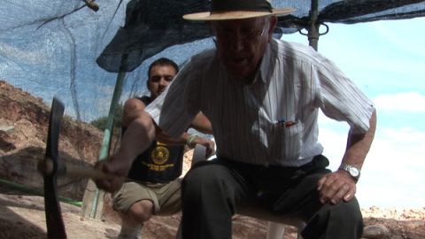 Soldado republicano en Córdoba, en el duro y poco reconocido frente de Pozoblanco, Victor Galán, a sus 90 años de edad y ya en pleno siglo XXI, quiso ver una de las innumerables fosas de las que hablaban su hijo y los telediarios. Ante la tumba en la q Soldado republicano en Córdoba, en el duro y poco reconocido frente de Pozoblanco, Victor Galán, a sus 90 años de edad y ya en pleno siglo XXI, quiso ver una de las innumerables fosas de las que hablaban su hijo y los telediarios. Ante la tumba en la q