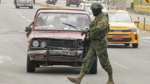 Un soldado del Batallón de Infantería de Guayaquil patrulla la salida de la ciudad al cantón de Daule, en Guayaquil (Ecuador).-EFE/ Carlos Durán Araújo Un soldado del Batallón de Infantería de Guayaquil patrulla la salida de la ciudad al cantón de Daule, en Guayaquil (Ecuador).-EFE/ Carlos Durán Araújo