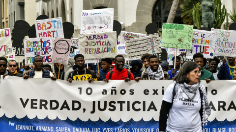 Decenas de personas durante una marcha por el décimo aniversario de la tragedia del Tarajal, a 3 de febrero de 2024, en Ceuta (España).-Antonio Sempere/Europa Press Decenas de personas durante una marcha por el décimo aniversario de la tragedia del Tarajal, a 3 de febrero de 2024, en Ceuta (España).-Antonio Sempere/Europa Press