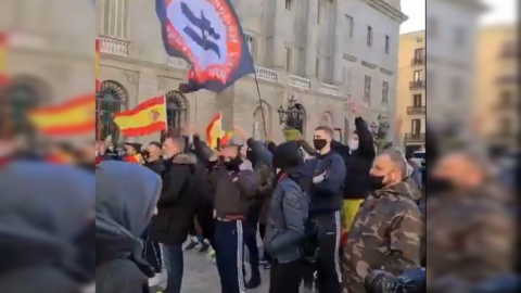 Imagen de la final de la manifestación de Vox en Barcelona, donde había banderas nazis. — TWITTER Imagen de la final de la manifestación de Vox en Barcelona, donde había banderas nazis. — TWITTER