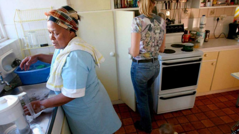 Una empleada doméstica trabajando una imagen de archivo. EFE Una empleada doméstica trabajando una imagen de archivo. EFE