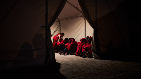 Un grupo de personas migrantes esperando a ser atendidas por Cruz Roja en el Puerto de Málaga (octubre de 2018). Foto: Andrei Balog (EntreFronteras) Un grupo de personas migrantes esperando a ser atendidas por Cruz Roja en el Puerto de Málaga (octubre de 2018). Foto: Andrei Balog (EntreFronteras)