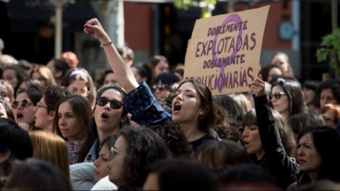 Concentración feminista contra el fallo judicial de La Manada en la Puerta del Sol. EFE/Luca Piergiovanni Concentración feminista contra el fallo judicial de La Manada en la Puerta del Sol. EFE/Luca Piergiovanni