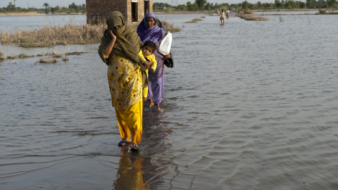 Una familia cruza calles inundadas en Pakistán. Foto: Asian Development Bank. Una familia cruza calles inundadas en Pakistán. Foto: Asian Development Bank.