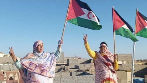 Sultana junto a su hermana, manifestándose en la azotea de su casa - Frente Polisario Sultana junto a su hermana, manifestándose en la azotea de su casa - Frente Polisario