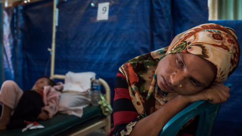 Una mujer acompaña a su hija de 4 años ingresada con sarampión en la clínica de Médicos Sin Fronteras de Jamtoli. Debido a la negación de atención sanitaria a la comunidad rohingya en Myanmar, la mayoría de los niños no están vacunados, por lo Una mujer acompaña a su hija de 4 años ingresada con sarampión en la clínica de Médicos Sin Fronteras de Jamtoli. Debido a la negación de atención sanitaria a la comunidad rohingya en Myanmar, la mayoría de los niños no están vacunados, por lo q