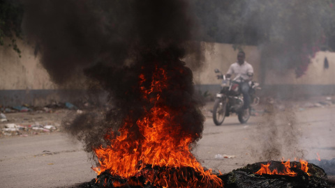 Fotografía de quemas durante protestas a las afueras del Palacio de Justicia, donde acuden ocho de los implicados en el asesinato del presidente Jovenel Moise el pasado 7 de julio, hoy en Puerto Príncipe (Haití). EFE/ Orlando Barría Fotografía de quemas durante protestas a las afueras del Palacio de Justicia, donde acuden ocho de los implicados en el asesinato del presidente Jovenel Moise el pasado 7 de julio, hoy en Puerto Príncipe (Haití). EFE/ Orlando Barría