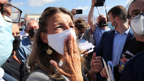 La ministra de Trabajo y Economía Social, Yolanda Díaz (2i) conversa con trabajadores de Modultec, del Servicio de Ayuda a Domicilio (SAD) de Gijón y de la terminal granelera EBHI antes de su participación este viernes en la Semana Negra de Gijón. EF La ministra de Trabajo y Economía Social, Yolanda Díaz (2i) conversa con trabajadores de Modultec, del Servicio de Ayuda a Domicilio (SAD) de Gijón y de la terminal granelera EBHI antes de su participación este viernes en la Semana Negra de Gijón. EF