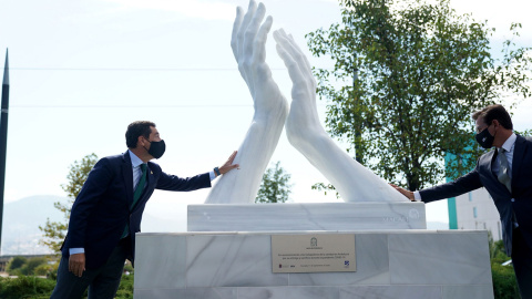 Un día Moreno siembra Andalucía de esculturas de homenaje y otro despide a 8.000 sanitarios.- Junta de Andalucía Un día Moreno siembra Andalucía de esculturas de homenaje y otro despide a 8.000 sanitarios.- Junta de Andalucía