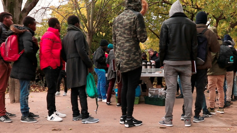 Menores migrantes no acompañados en un reparto de comida en París / D.M. Jurisic Menores migrantes no acompañados en un reparto de comida en París / D.M. Jurisic