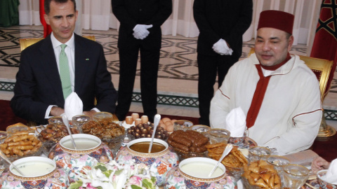 El rey de España, Felipe VI, y su homólogo marroquí, Mohamed VI, durante una cena en un viaje oficial a Marruecos (2014). Foto: Casa de S.M. el Rey. / Borja Fotógrafos. El rey de España, Felipe VI, y su homólogo marroquí, Mohamed VI, durante una cena en un viaje oficial a Marruecos (2014). Foto: Casa de S.M. el Rey. / Borja Fotógrafos.