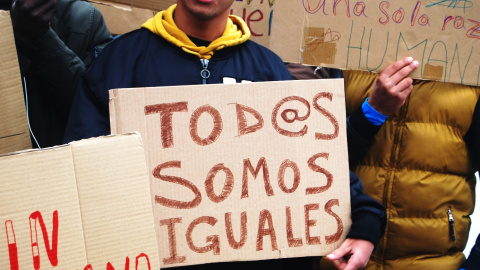 "Todos somos iguales". Manifestación en el centro de menores de Hortaleza / Diana Moreno "Todos somos iguales". Manifestación en el centro de menores de Hortaleza