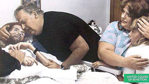 David Kirby, enfermo de SIDA, agoniza en los brazos de su padre. Foto: La piedad de Oliviero Toscani para Benetton (1992) / Therese Frare. David Kirby, enfermo de SIDA, agoniza en los brazos de su padre. Foto: La piedad de Oliviero Toscani para Benetton (1992) / Therese Frare.