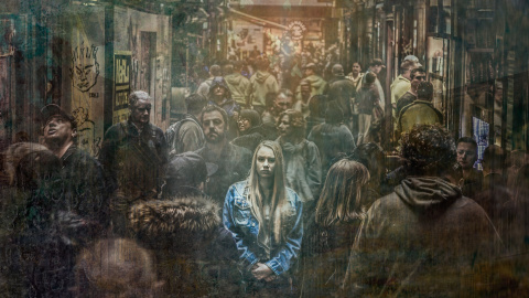 Mujer sola en la multitud.- Pixabay Mujer sola en la multitud.- Pixabay