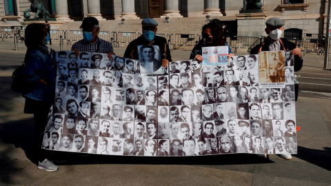 Acto simbólico a las puertas del Congreso, organizado por Amnistía Internacional junto a víctimas de la Guerra Civil y franquismo, coincidiendo con el debate en el Congreso de la Ley de Memoria Democrática. EFE/Zipi Acto simbólico a las puertas del Congreso, organizado por Amnistía Internacional junto a víctimas de la Guerra Civil y franquismo, coincidiendo con el debate en el Congreso de la Ley de Memoria Democrática. EFE/Zipi