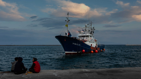 Personas solicitantes de asilo ven llegar al Aita Mari al puerto de Mitilini, en la isla griega de Lesbos. Foto: Javi Julio Aita Mari