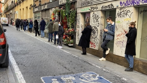 Ciudadanos esperan su turno para entrar al centro de salud Palma Norte.- Público Ciudadanos esperan su turno para entrar al centro de salud Palma Norte.- Público