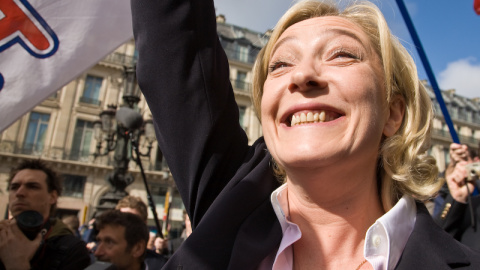 Marine Le Pen durante un desfile del Frente Nacional en París. Foto: Ernest Morales / CC BY-NC-ND 2.0 Marine Le Pen durante un desfile del Frente Nacional en París. Foto: Ernest Morales / CC BY-NC-ND 2.0