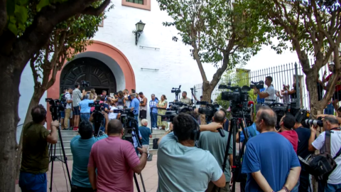Despliegue de medios en el exterior de la iglesia donde la madre de Rubiales hacía huelga de hambre. - Alba Feixas / EFE Despliegue de medios en el exterior de la iglesia donde la madre de Rubiales hacía huelga de hambre. - Alba Feixas / EFE