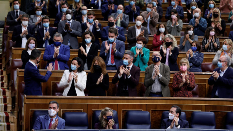 La bancada socialista aplauden la intervención de su portavoz parlamentario, Héctor Gómez (i, 2ª fila), durante la segunda jornada de debates de las siete enmiendas a la totalidad del proyecto de Ley de Presupuestos Generales del Estado para 2022, es La bancada socialista aplauden la intervención de su portavoz parlamentario, Héctor Gómez (i, 2ª fila), durante la segunda jornada de debates de las siete enmiendas a la totalidad del proyecto de Ley de Presupuestos Generales del Estado para 2022, es