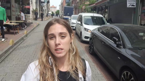 La periodista Emilia G. Morales en las calles de Estambul informando