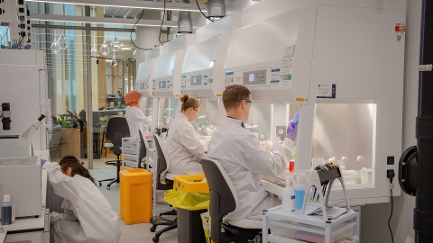 Investigadores e investigadoras en unas instalaciones de AstraZeneca. - AstraZeneca Investigadores e investigadoras en unas instalaciones de AstraZeneca. - AstraZeneca