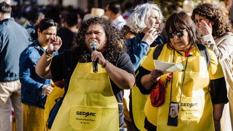 Varias personas se manifiestan junto a empleadas del hogar convocadas por la asociación Servicio Doméstico Activo (SEDOAC) bajo el lema 'En esta casa se trabaja con derechos', en la Plaza del Callao, a 24 de marzo de 2023, en Madrid (España). Foto: Ca Varias personas se manifiestan junto a empleadas del hogar convocadas por la asociación Servicio Doméstico Activo (SEDOAC) bajo el lema 'En esta casa se trabaja con derechos', en la Plaza del Callao, a 24 de marzo de 2023, en Madrid (España). Foto: Car
