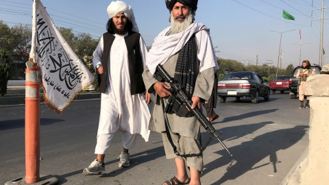 Combatientes talibanes, uno de ellos con con un rifle de asalto M16, frente al Ministerio del Interior afgano, en Kabul. REUTERS / Stringer Combatientes talibanes, uno de ellos con con un rifle de asalto M16, frente al Ministerio del Interior afgano, en Kabul. REUTERS / Stringer