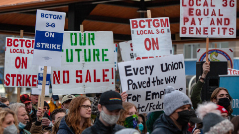 Los trabajadores de Kellogg's en huelga escuchan al senador estadounidense Bernie Sanders hablar en apoyo de su causa en el centro de Battle Creek, Michigan, el 17 de diciembre de 2021.SETH HERALDO / AFP Los trabajadores de Kellogg's en huelga escuchan al senador estadounidense Bernie Sanders hablar en apoyo de su causa en el centro de Battle Creek, Michigan, el 17 de diciembre de 2021.SETH HERALDO / AFP