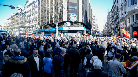Varias personas se manifiestan para apoyar a Díaz Ayuso, en la sede del Partido Popular, a 20 de febrero de 2022, en Madrid (España).- EUROPA PRESS Varias personas se manifiestan para apoyar a Díaz Ayuso, en la sede del Partido Popular, a 20 de febrero de 2022, en Madrid (España).- EUROPA PRESS