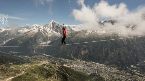 Julien sobre el valle de Chamonix. Fotografía: Sébastien Montaz-Rosset.(Haz CLICK sobre la foto para ampliar... y sujeta tu mandíbula!!!). Julien sobre el valle de Chamonix. Fotografía: Sébastien Montaz-Rosset.(Haz CLICK sobre la foto para ampliar... y sujeta tu mandíbula!!!).