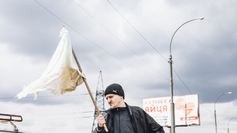 Un civil camina con una bandera blanca por el puente de Irpin, a 7 de marzo de 2022, en Irpin (Ucrania).- Diego Herrera / Europa Press Un civil camina con una bandera blanca por el puente de Irpin, a 7 de marzo de 2022, en Irpin (Ucrania).- Diego Herrera / Europa Press