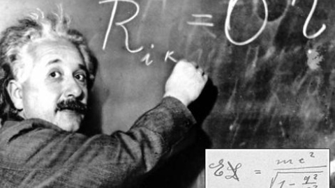 Albert Einstein escribiendo las ecuaciones de la relatividad. (AP) Albert Einstein escribiendo las ecuaciones de la relatividad. (AP)