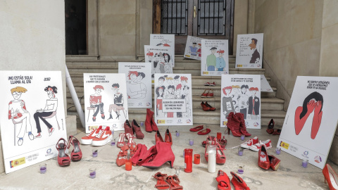Varios pares de zapato de color rojo, velas y carteles contra la violencia contra las mujeres a las puertas de la delegación del Gobierno en Alicante, donde hoy se ha guardado un minuto de silencio en repulsa del asesinato machista de Wafaa Sebbah, a 18 Alicante guarda un minuto de silencio en repulsa del asesinato machista de Wafaa Sebbah