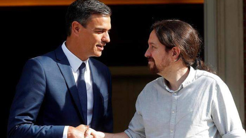 El presidente de Gobierno, Pedro Sánchez, saluda al secretario general de Podemos, Pablo Iglesias, a la entrada del Palacio de la Moncloa. EFE El presidente de Gobierno, Pedro Sánchez, saluda al secretario general de Podemos, Pablo Iglesias, a la entrada del Palacio de la Moncloa. EFE